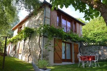 Agriturismo pour 4 personnes, avec piscine et jardin à Camburat