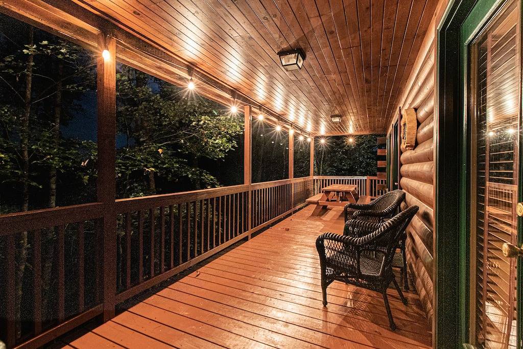 Dog-friendly log cabin with Mountain views, hot tub & game room — near downtown in Chattahoochee National Forest