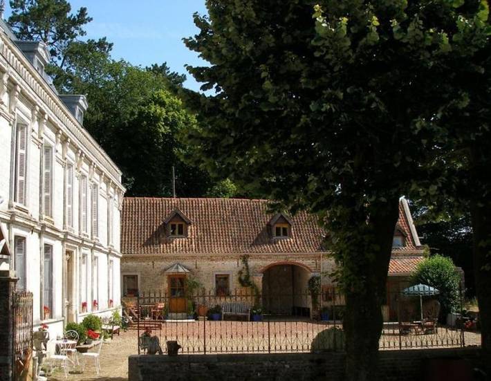 Location de vacances pour 20 personnes, avec Terrasse ainsi que Jardin et Vue à Thiembronne