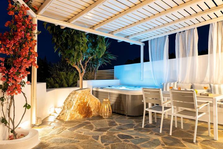 Villa for 3 people, with ocean view and yard as well as balcony and pool in Paros