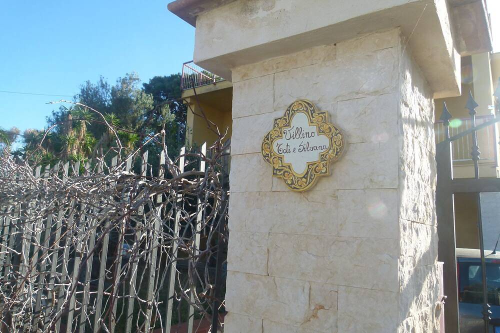 Villino Toti and Silvana one step away from the sea in Carini, Palermo Province