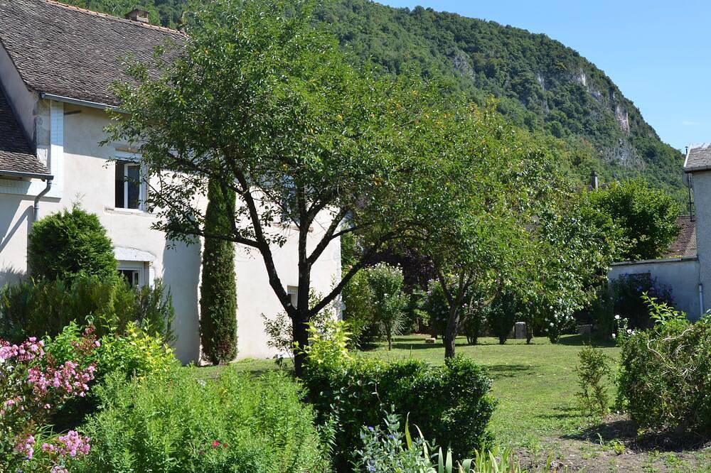Maison de village dans corps de ferme, spacieuse, bien équipée, indépendante in Groslée-Saint-Benoît, Belley