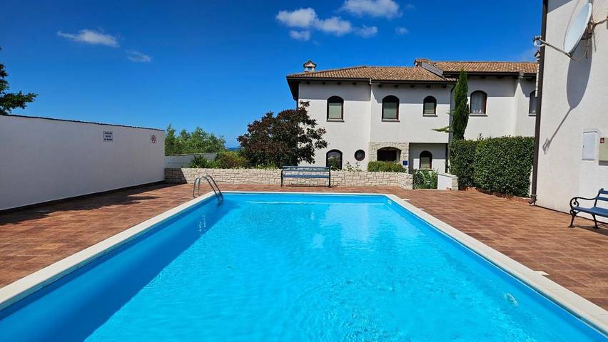 Casa de vacaciones para 4 personas, con vistas además de piscina y jardín - 1