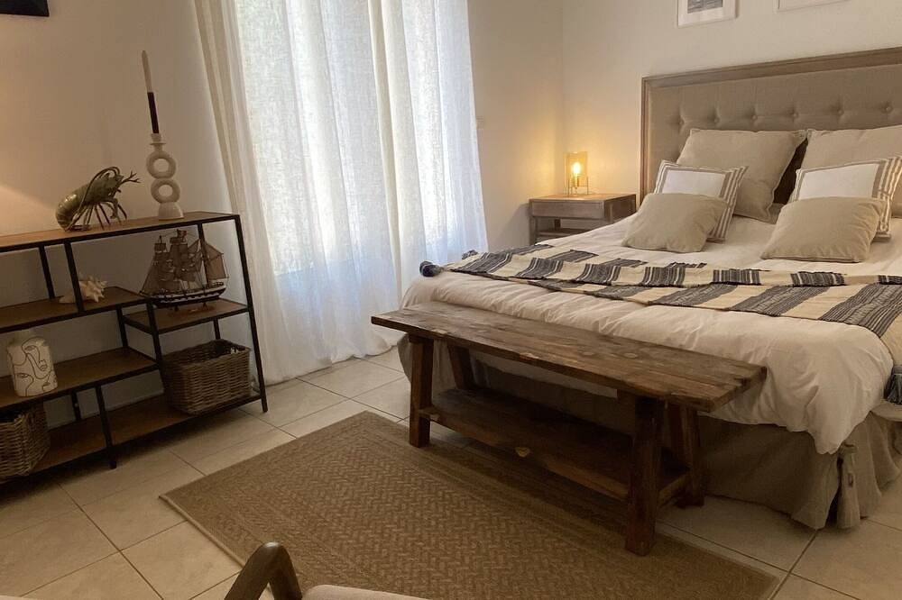 Villa Avec Piscine Chauffée : 300m De La Plage in Sant Ambroggio, Lumio