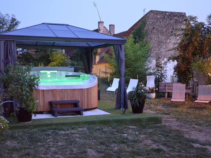 Charmantes Ferienhaus in Berry mit Jacuzzi und Terrasse in Le Blanc, Le Blanc und Umgebung
