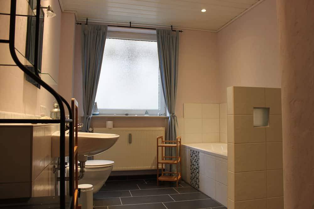 Ganze Wohnung, Große, komfortable Ferienwohnung, der Natur ganz nah, mitten im Dorf in Bodenfelde, Weserbergland