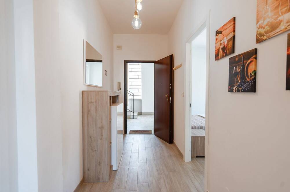 [Privater Parkplatz] mit Blick auf den Berg in Alba, Langhe