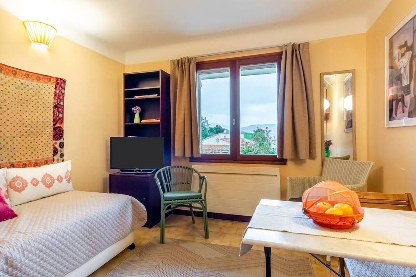 Apartamento entero, Apartamento 'La Petite Colline À Céret' con vistas a la montaña, terraza privada y Wi-Fi in Céret, Costa mediterránea (Francia)