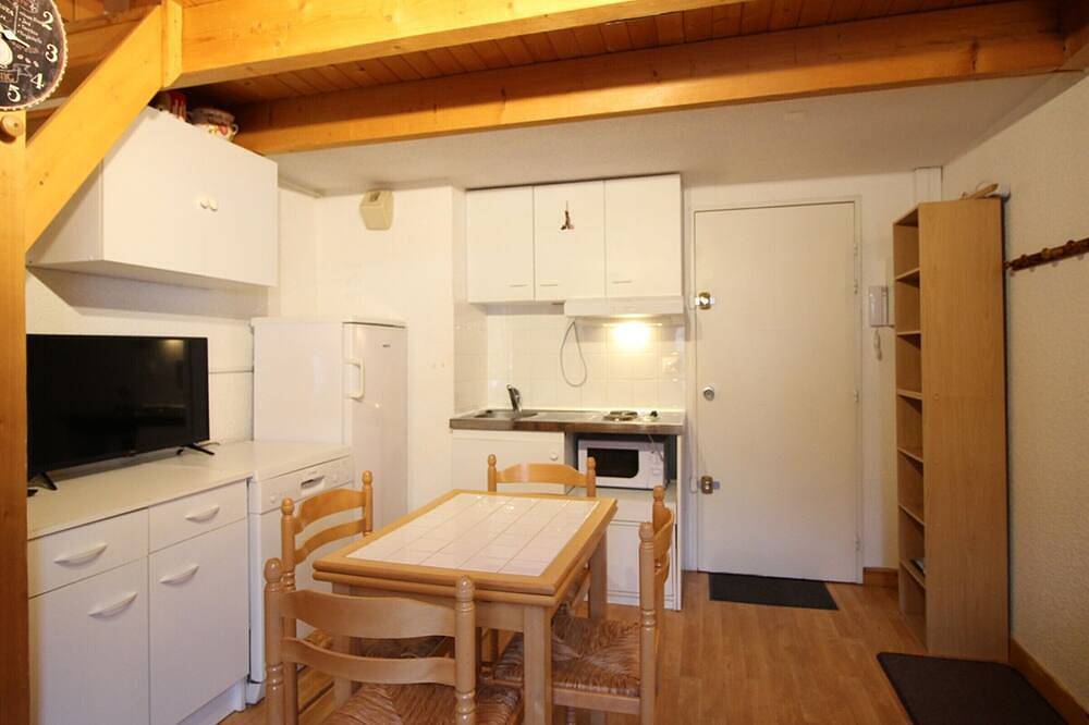 Entire apartment, Ski-in/ski-out apartment with 2 bedrooms and ski locker in Mont-Dore, Volcans d'Auvergne Regional Nature Park