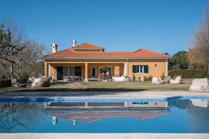 Gîte pour 10 personnes, avec piscine et jardin dans Santo Estevão
