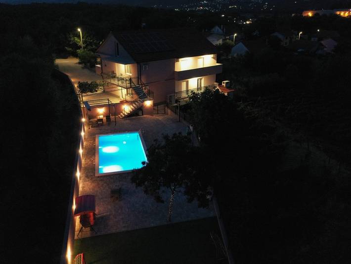 Ganze Wohnung, 3-Zimmer-Ferienwohnung mit Pool Zmijavci, Zagora A-27159-a in Imotski, Makarska Riviera