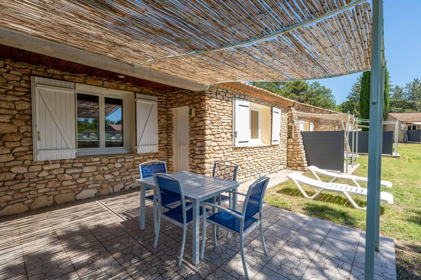 Gîte avec terrasse et jardin in La Roque-sur-Pernes, Vaucluse