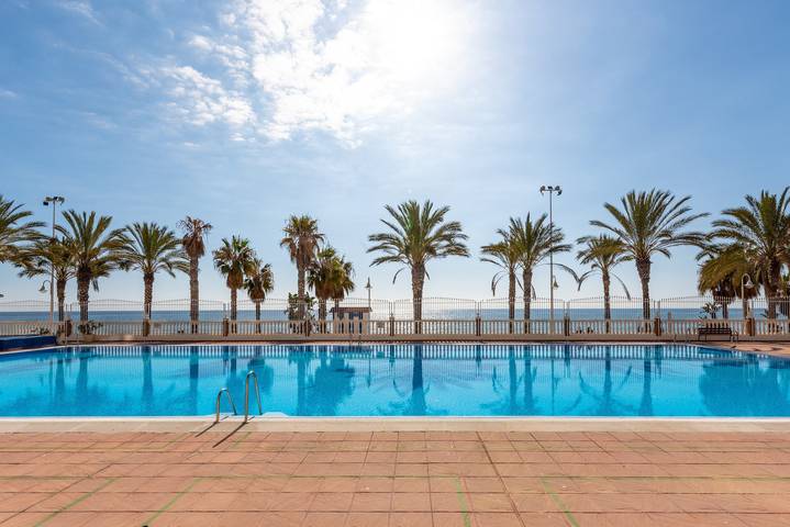 Ganze Wohnung, Ferienwohnung 60 m vom Strand mit Meerblick, Terrasse, Klimaanlage und Wlan in Algarrobo Costa, Algarrobo