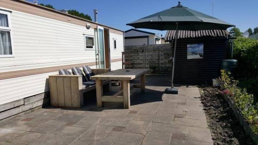 Chalet für 4 Personen, mit Balkon/Terrasse und Terrasse sowie Garten in Serooskerke