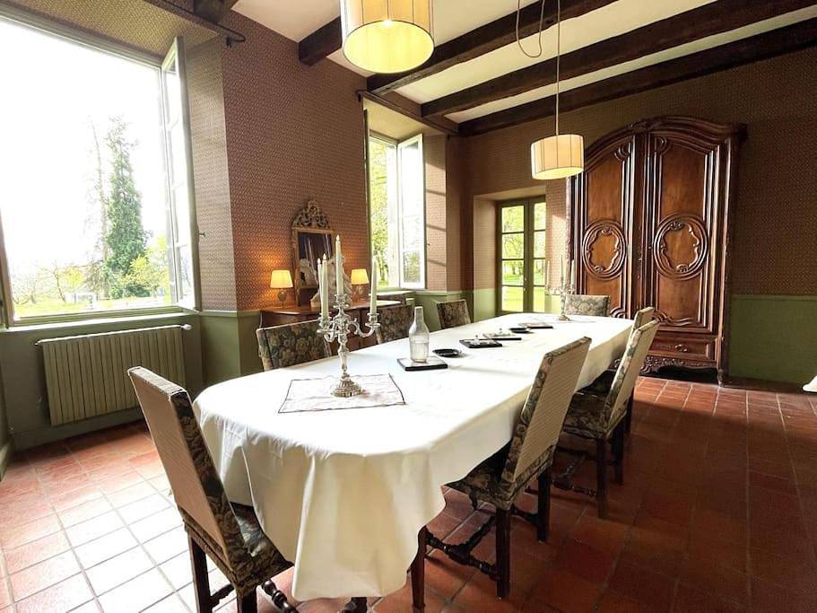 Six-Bedroom House in Saint-Étienne-Cantalès, Région d'Aurillac