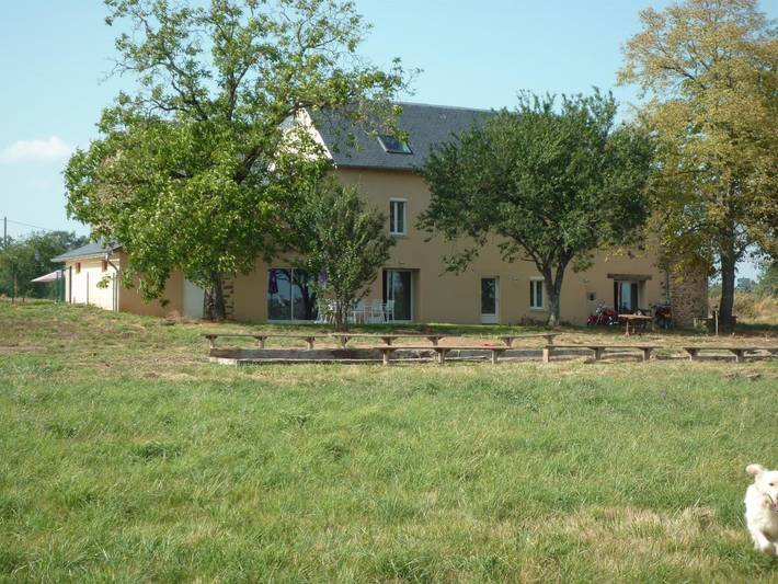 Gîte pour 14 personnes, avec jardin et piscine, animaux acceptés à Jouqueviel