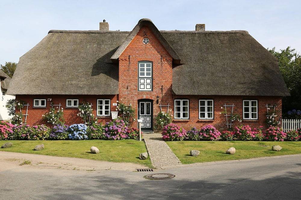 Ilskes Hus - Freistehendes Reetdachhaus mit Garten, Terrasse & E-Ladestation in Oevenum, Föhr
