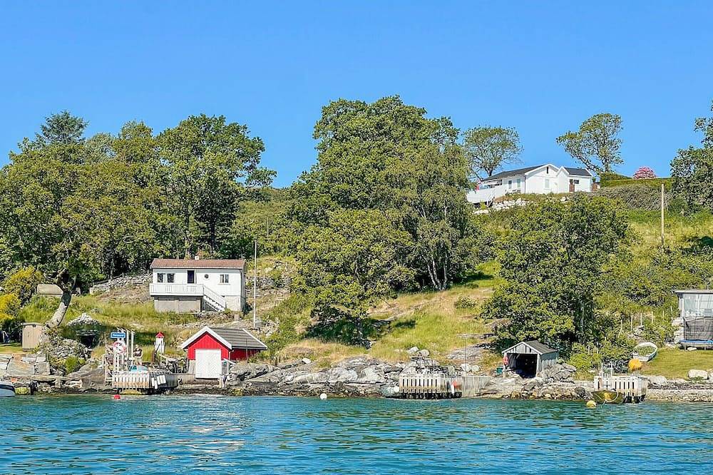 Awesome home in Rennesøy with house sea view in Rennesøy