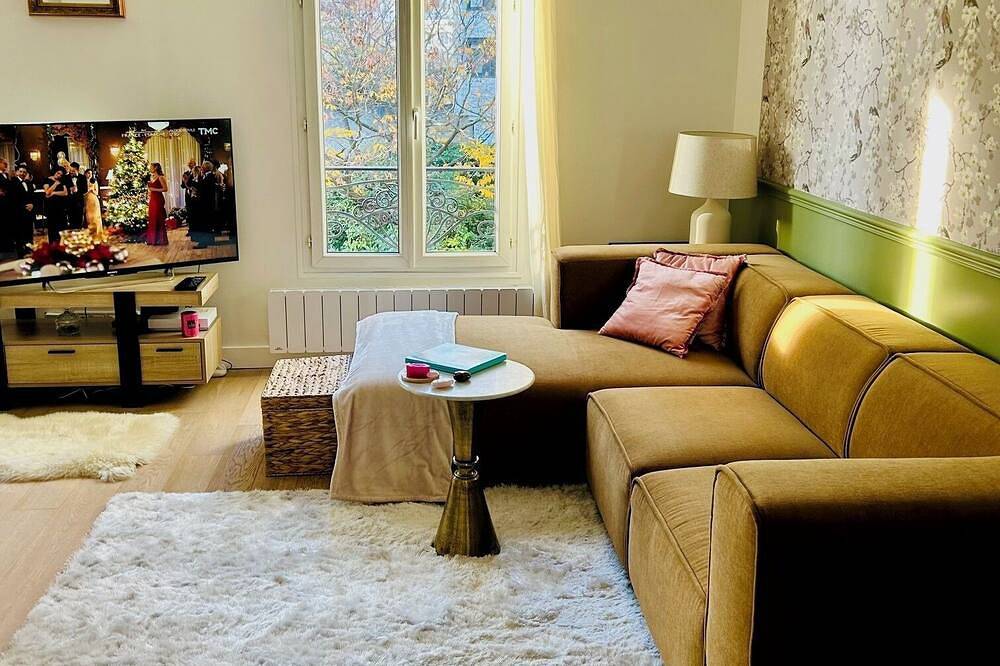 Entire apartment, Charming, bright and quiet 2 P apartment 6 minutes from central Paris in Courbevoie, Hauts-de-Seine