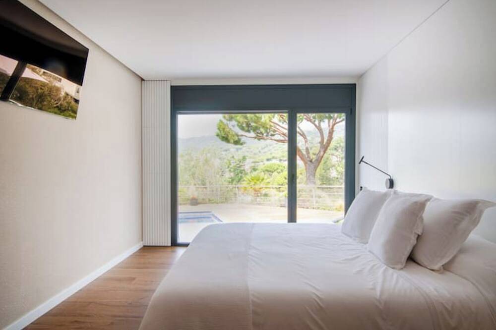 Villa in Barcelona with pool in Urbanizacion Montcabrer, Cabrils