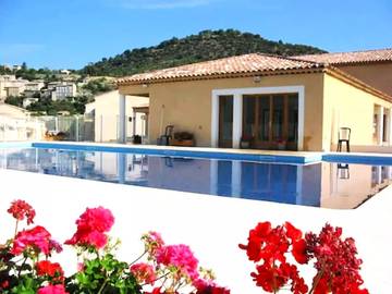 Gîte pour 6 personnes, avec piscine et terrasse, animaux acceptés à Montbrun-les-Bains