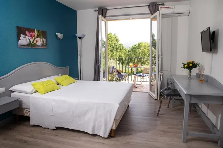 Hotel para 2 personas, con piscina además de vistas y jardín - 1