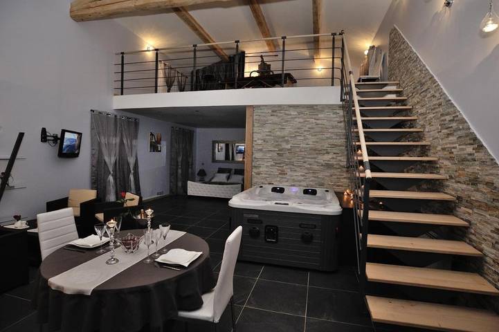 Chambre d’hôte pour 2 personnes, avec Jacuzzi et Terrasse ainsi que Jardin et Piscine