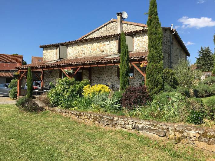 Gîte pour 5 personnes, avec Jacuzzi et Terrasse ainsi que Jardin et Piscine