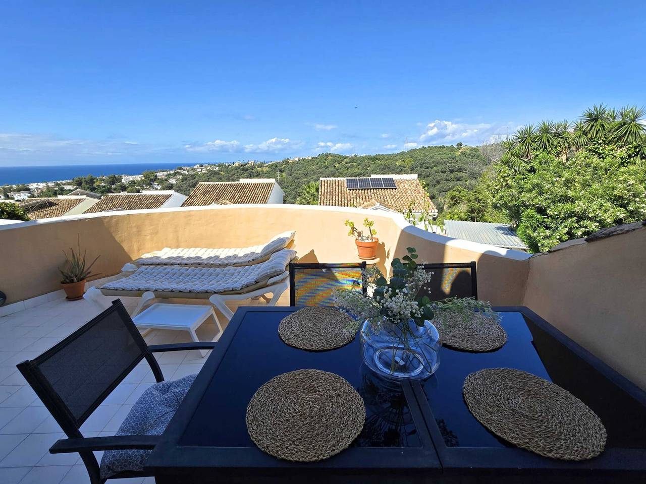 Entire apartment, Apartment with Sea and Mountain Views in Calahonda, Mijas in Urbanizacion Calahonda, Mijas