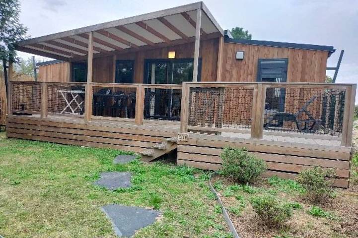 Chalet pour 6 personnes, avec terrasse ainsi que jardin et piscine, animaux acceptés à Gujan-Mestras