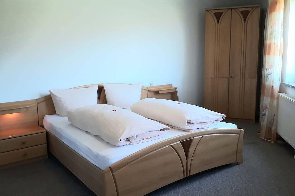 Ganze Wohnung, Ferienwohnung mit 2 Schlafzimmern, Balkon und Panoramablick direkt am Waldrand in Naila, Landkreis Hof