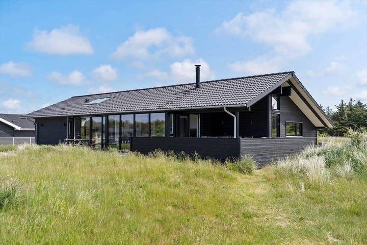 Feriehus for 8 personer, med Terrasse og Hage i Vorupør