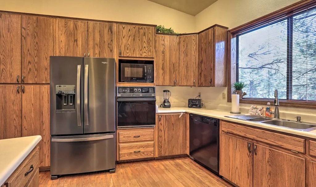 Kathy’s Cabin, King Bed, Hot Tub, Near-Nau, Perfect Year-Round Mountain Getaway! in Flagstaff, Coconino Nationalwald