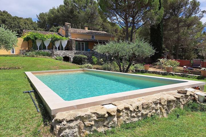 Location de vacances pour 12 personnes, avec jardin à La Bastidonne