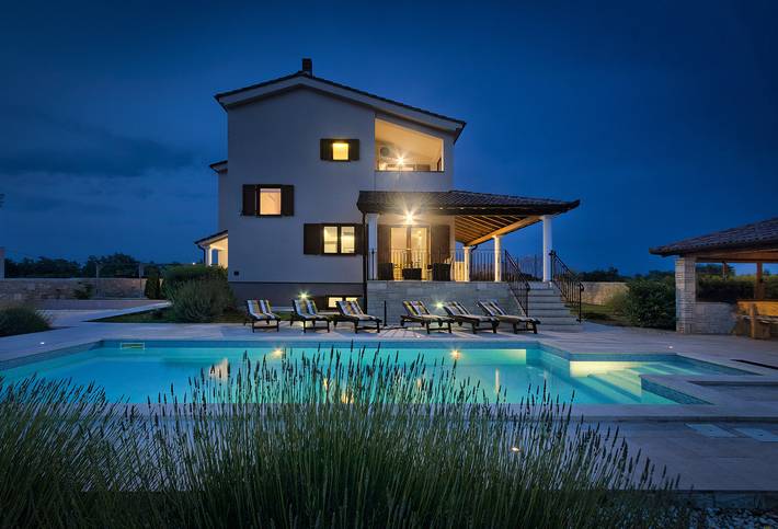 Ferienhaus für 10 Personen, mit Terrasse und Garten sowie Pool, mit Haustier