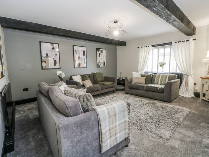 2 Manorhouse Farm in Rochdale, Grand Manchester