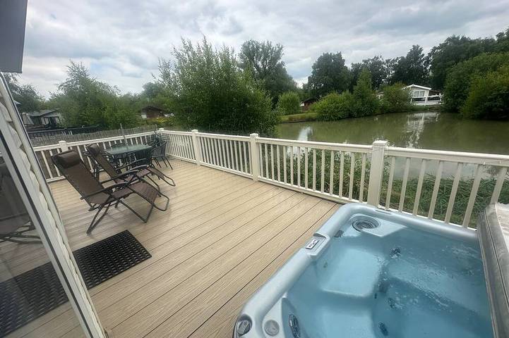 Lodge for 6 people, with sauna and pool as well as hot tub in Tattershall