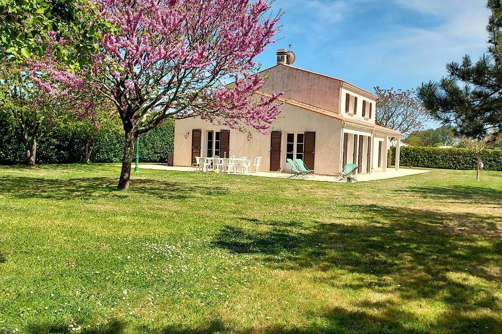 Spacieuse maison familiale bord de mer avec grand jardin in Le Bernard, Vendée