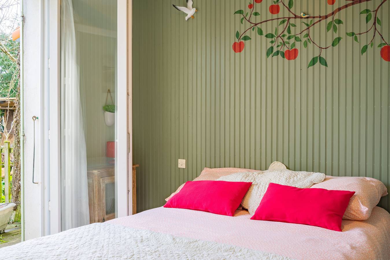 Chambre d'hôtes 'Le Pommier - Bed and Breakfast' con Wi-Fi in Saint-Georges-de-Didonne, Côte de Beauté