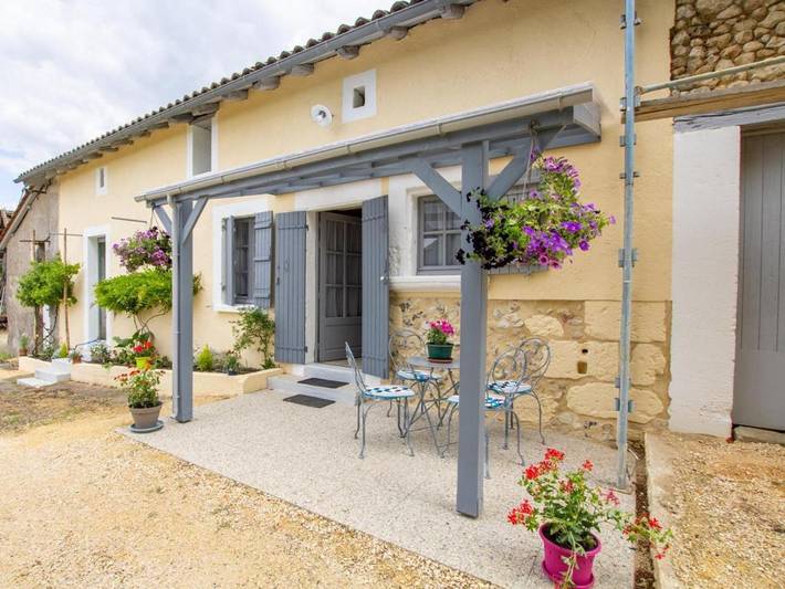 Gîte pour 4 personnes, avec terrasse et jardin à Cornille