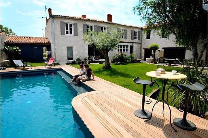 Chambre d’hôte pour 3 personnes, avec piscine et jacuzzi ainsi que jardin et sauna