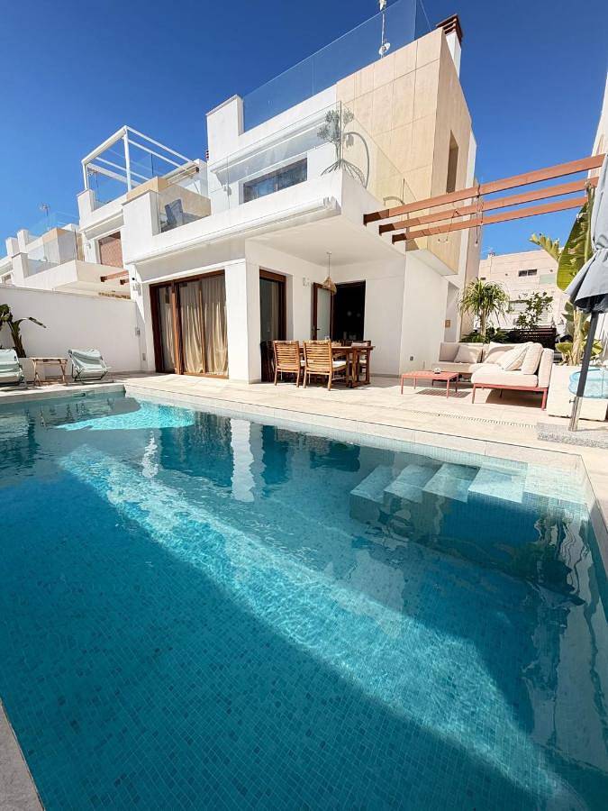 Villa für 6 Personen, mit Balkon und Whirlpool sowie Terrasse und Garten