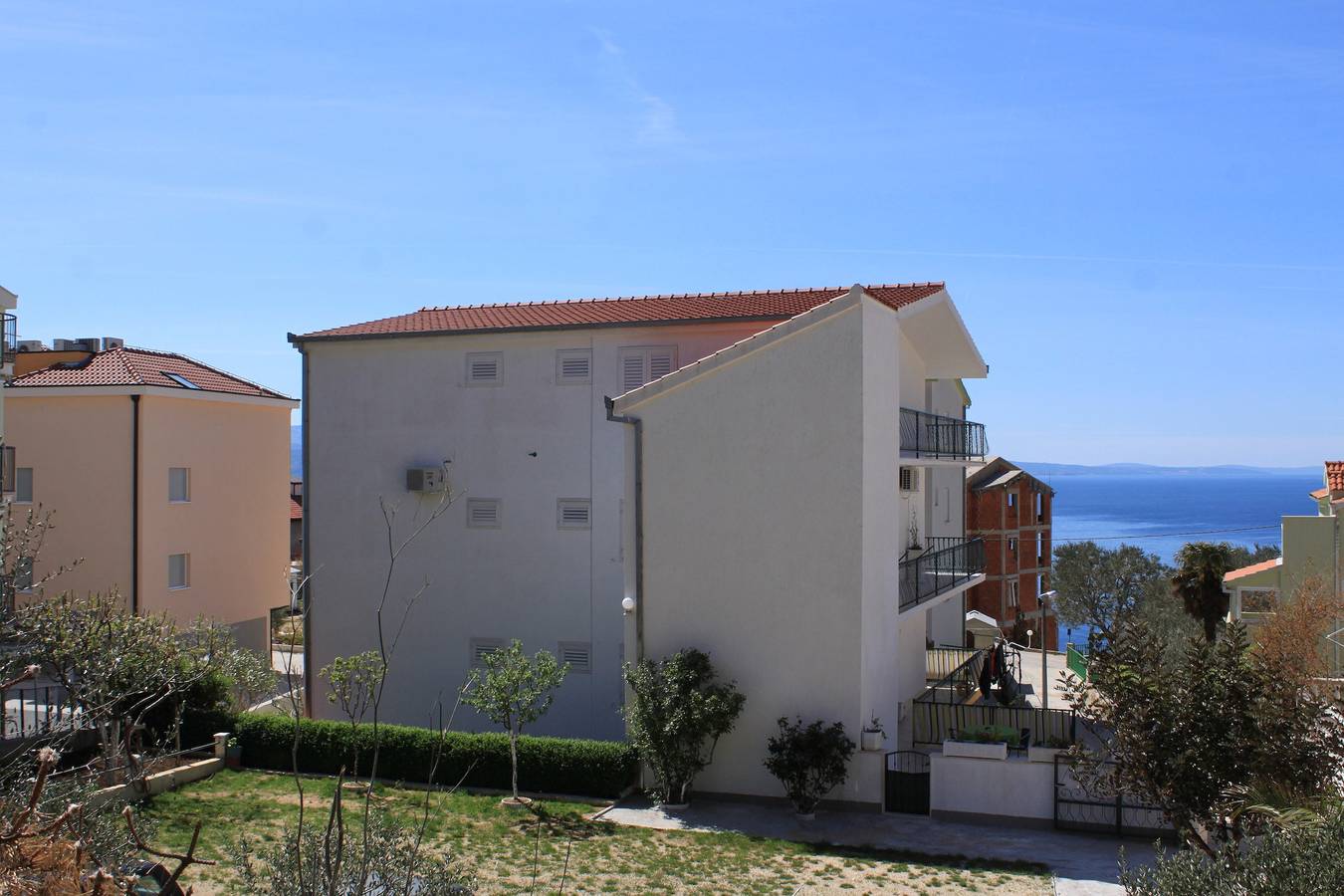 Ganze Wohnung, 1-Zimmer-Ferienwohnung mit Balkon und Meerblick Nemira, Omis A-4652-b in Omiš (Kroatische Adria), Omis-Riviera