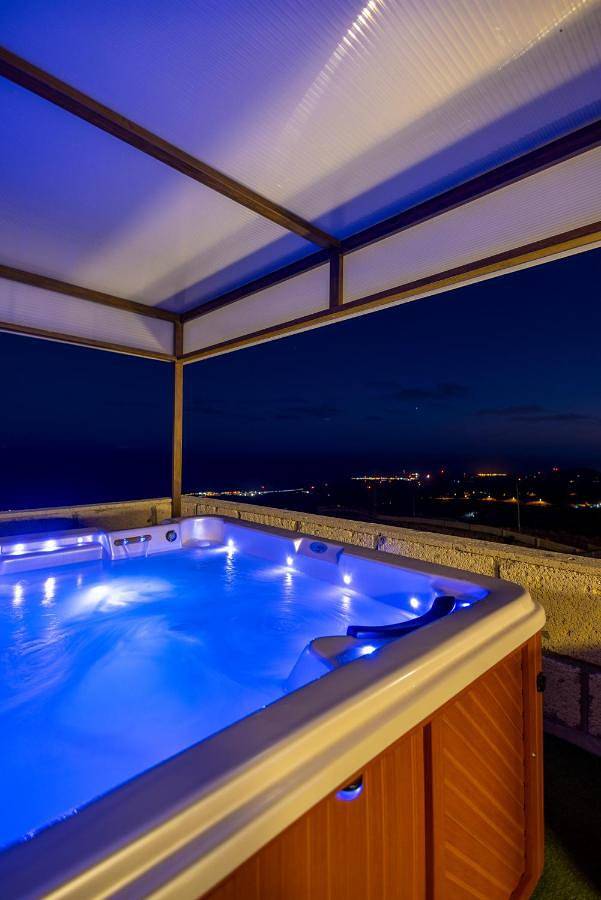 Villa Lamar Luxury Villa with Private Pool and Jacuzzi in Cruz del Roque, Fasnia