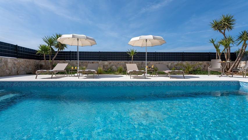 Villa pour 8 personnes, avec jacuzzi et piscine ainsi que jardin et terrasse dans Šolta