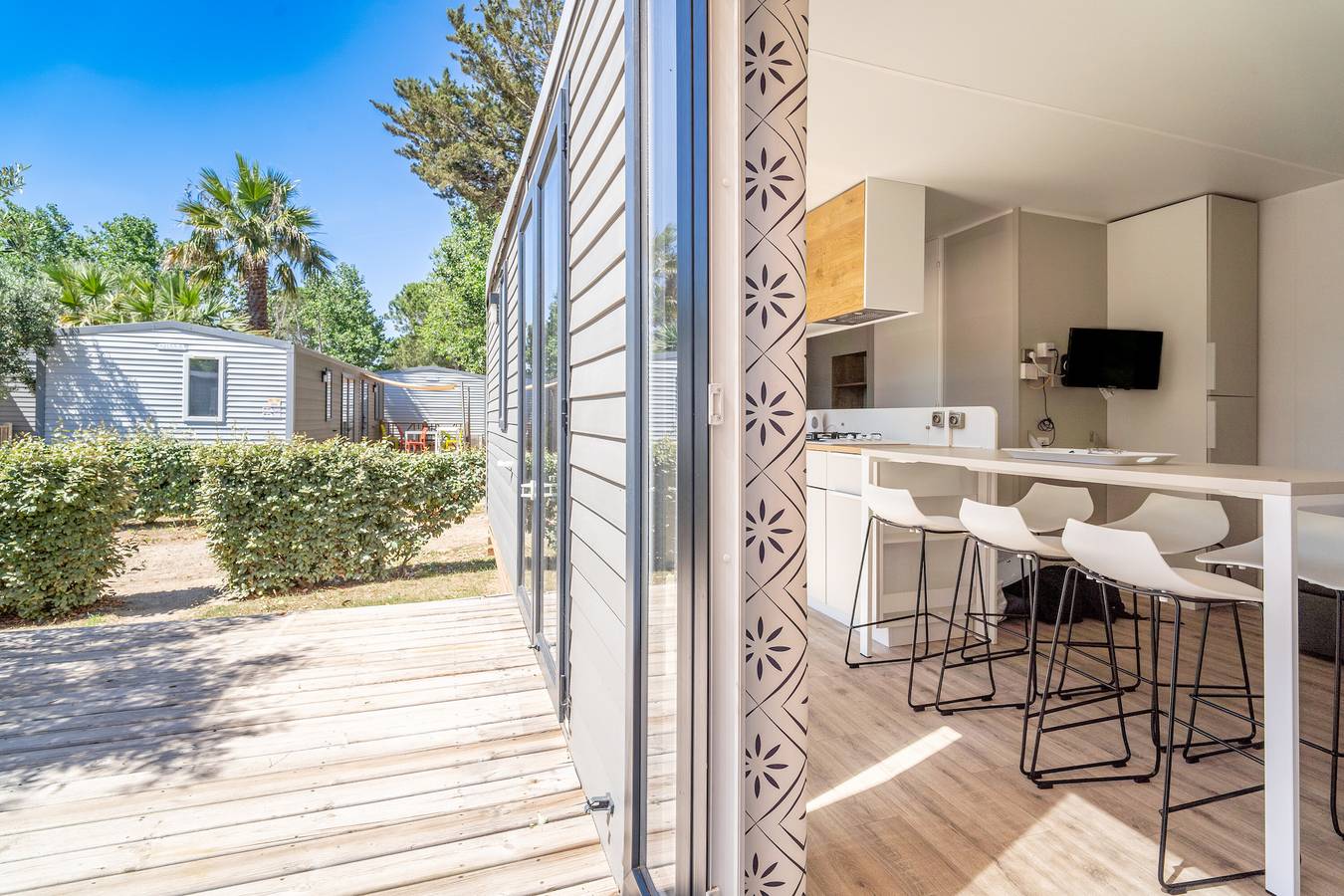 Caravan 'Charmant Mobil Home 6 Personnes' with Shared Pool, Private Terrace and Private Garden in Vendres, Côte d'Améthyste