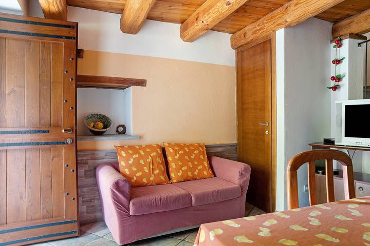 Entire apartment, Holiday Apartment "Arnica Tano Di Grich" with Mountain View, Shared Terrace & 2 Balconies in Prazzo, Cuneo Province
