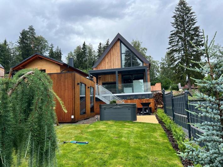 Ferienhaus für 8 Personen, mit Whirlpool und Terrasse sowie Garten und Sauna