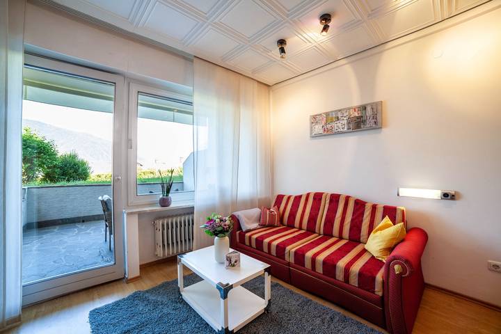 Ganze Wohnung, Ferienwohnung 'Ella' mit Bergblick, Pool (Juni - August), privater Terrasse und Wlan in Meran, Sarntaler Alpen