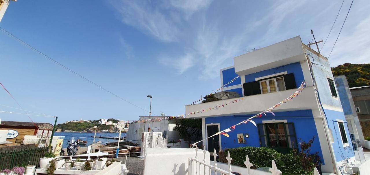 Rosa Dei Venti Ponza in La marinella dei morti, Ponza